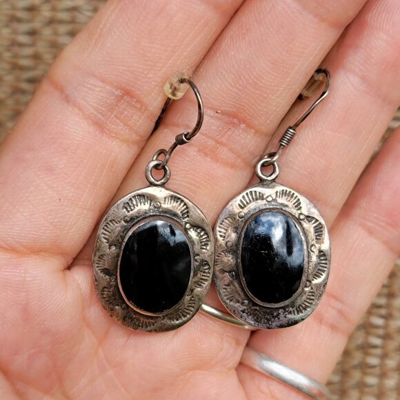 Vintage Native American handmade 925 sterling silver stampwork onyx earrings - Picture 3 of 16